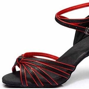 ballroom-xoroi-gynaikeia-papoutsia-latin-kompos-mayro-kokkino