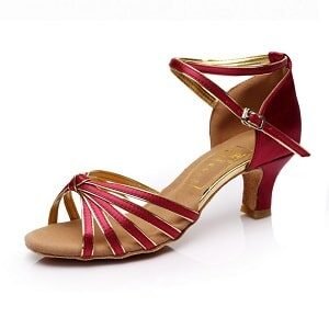 ballroom-xoroi-gynaikeia-papoytsia-latin-kompos-mayro-mpornto