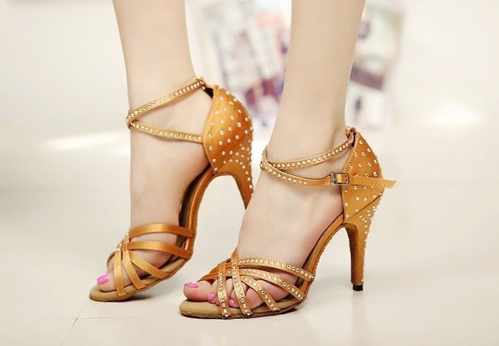 ballroom-xoroi-papoytsia-latin-xoroy